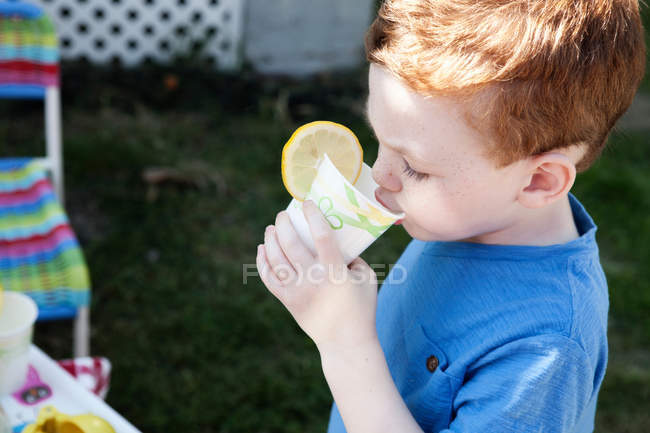 Retrato de niño bebiendo refresco - foto de stock