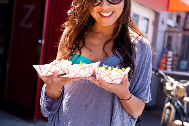 Donna con cibo da asporto, Hermosa Beach, California, USA — Foto stock
