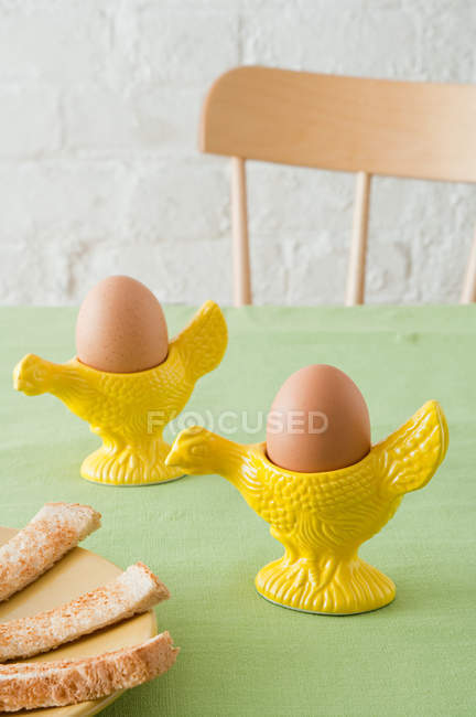 Крупный план вареных яиц на столе — стоковое фото