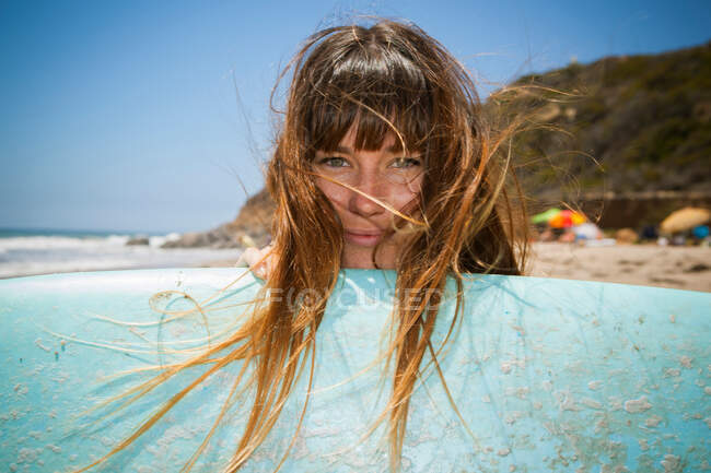 Junge Frau mit Surfbrett — Stockfoto