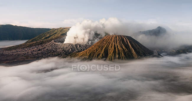 Вулканический ландшафт с дымом — стоковое фото
