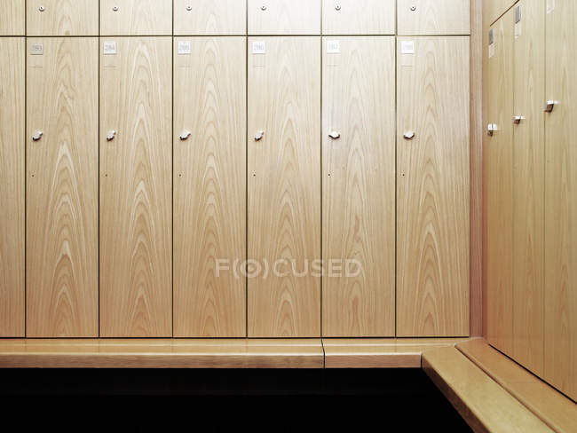 Шкафчики в раздевалке спортзала, вид спереди — стоковое фото