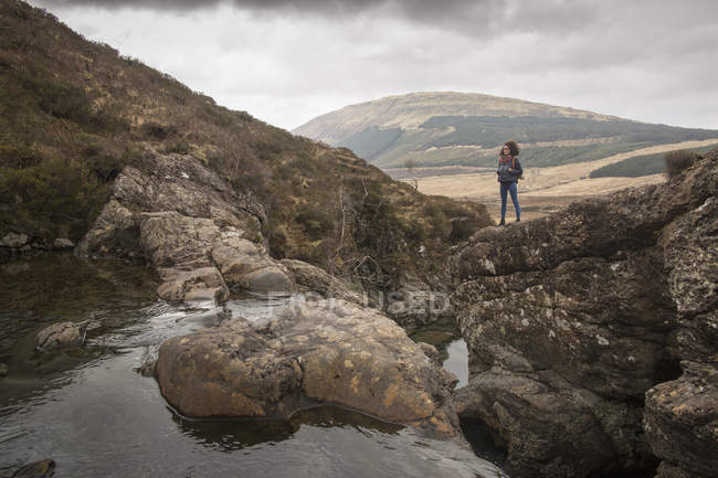 Frau, die auf Felsen steht, Feenpools, Insel des Himmels, Hebriden, Schottland — Stockfoto