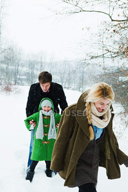Familie spaziert im Schnee — Stockfoto