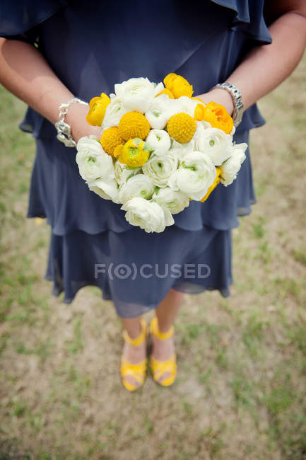 Подружка невесты с желтым букетом и туфлями — стоковое фото