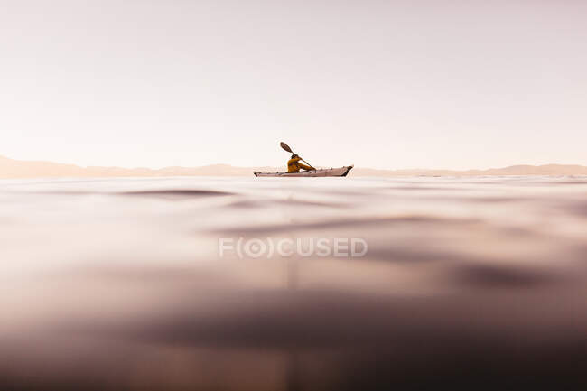 Женщина катается на байдарке на озере Фэллоу, Калифорния, США — стоковое фото
