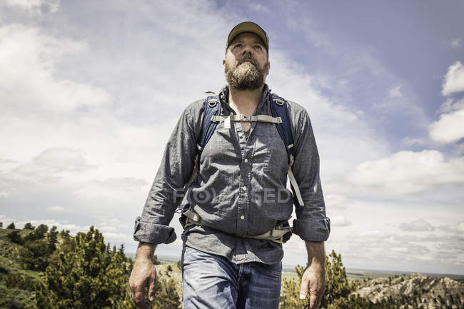Vista a basso angolo di uomo maturo escursioni, Cody, Wyoming, Stati Uniti d'America — Foto stock