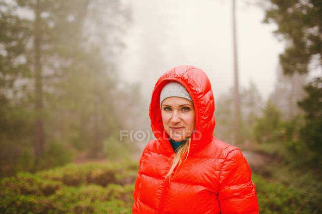 Frau in roter Kapuzenjacke, Mammutbaum-Nationalpark, Kalifornien, USA — Stockfoto