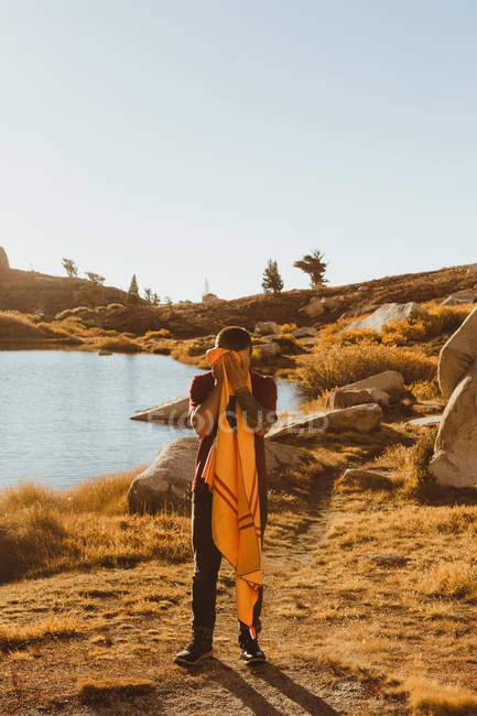 Jovem caminhante masculino por lago secando rosto com toalha, Rei Mineral, Parque Nacional Sequoia, Califórnia, EUA — Fotografia de Stock