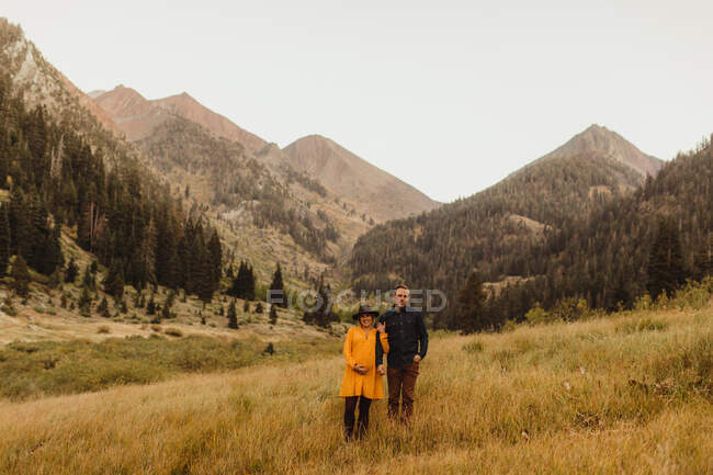 Retrato de casal em pé em ambiente rural, Mineral King, Parque Nacional Sequoia, Califórnia, EUA — Fotografia de Stock