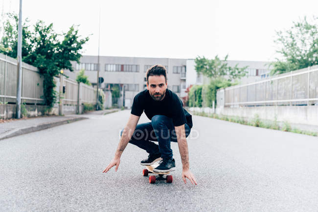 Человек катается на скейтборде по дороге — стоковое фото