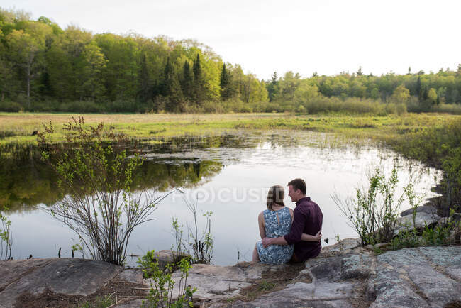 Couple profitant d'un lac, Ottawa, Ontario — Photo de stock