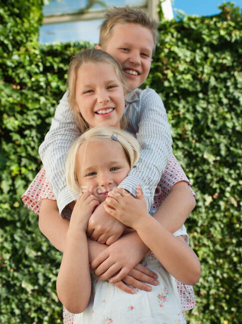Junge und zwei Schwestern lächeln, Portrait — Stockfoto