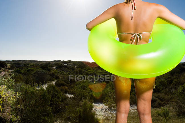 Jovem mulher usando anel inflável — Fotografia de Stock