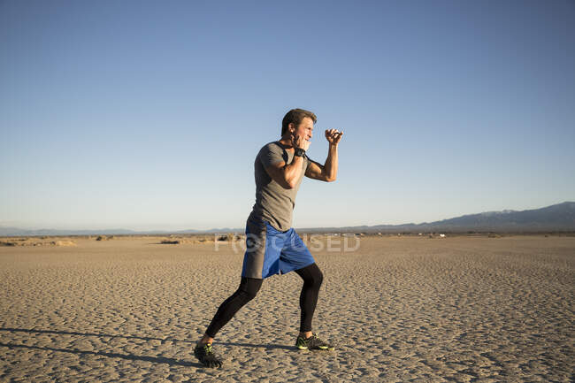 Fitness en el desierto - foto de stock