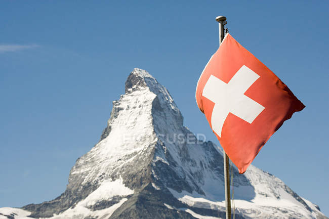Vista panorámica de la bandera suiza y el cuerno de materia - foto de stock