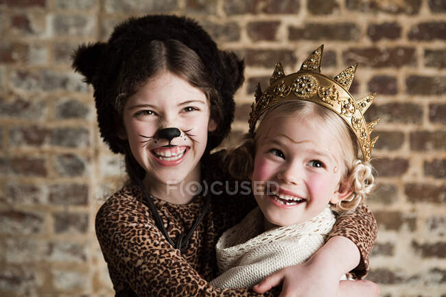 Young girls dressed up as cat and queen — Stock Photo