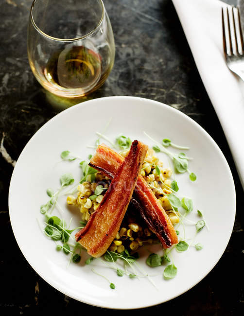 Peas salad with roasted bacon slices — Stock Photo