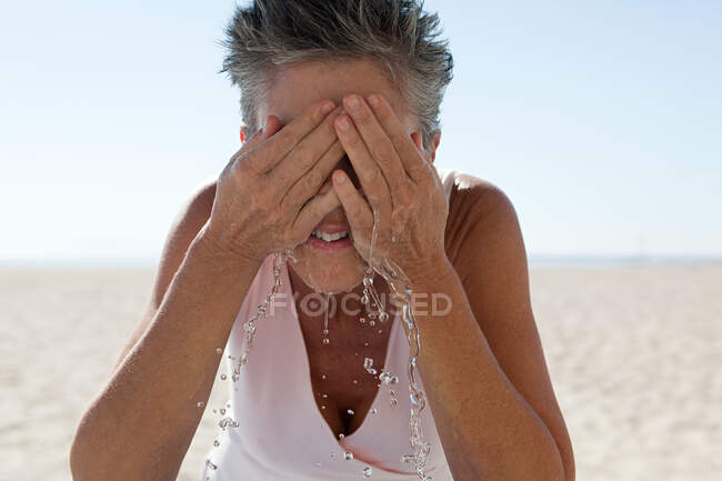 Seniorin wäscht Gesicht — Stockfoto