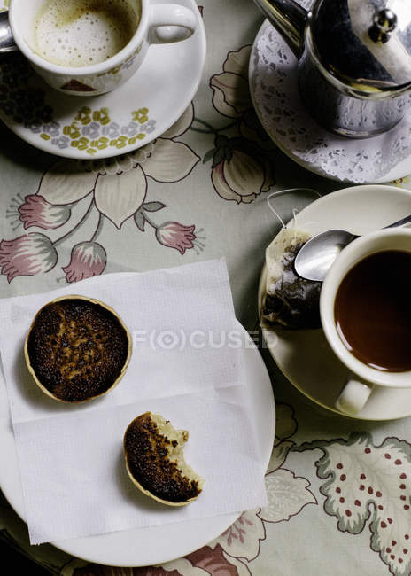 Десерт с чашками кофе — стоковое фото
