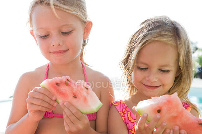 Mädchen mit Wassermelonenscheiben — Stockfoto