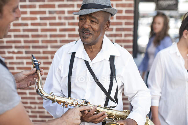 Kapstadt, Südafrika: Mann greift zum Saxofon — Stockfoto