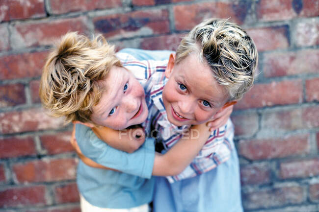 Boys fighting against wall — Stock Photo
