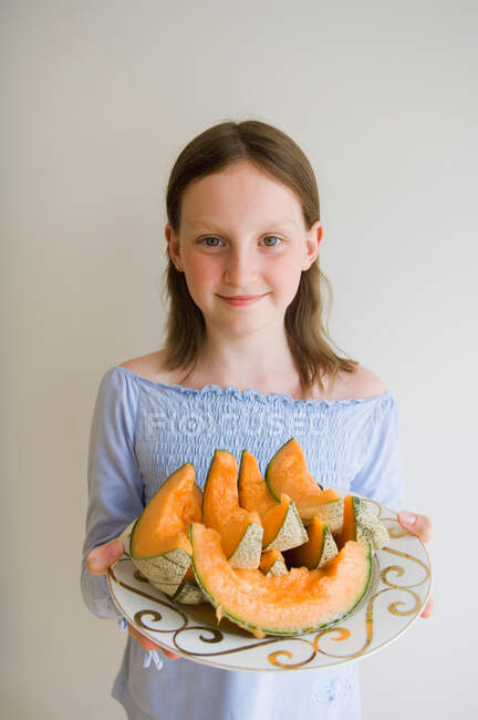 Chica con rodajas de melón - foto de stock