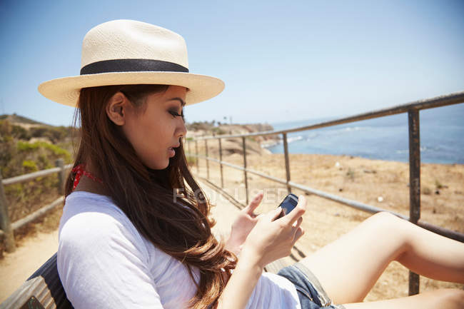 Young woman using cellphone, Palos Verdes, California, USA — Stock Photo