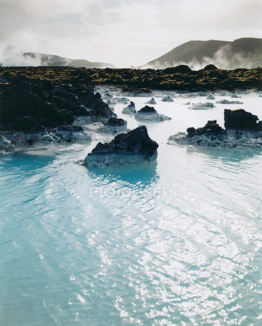 Wasser und Felsen in der blauen Lagune — Stockfoto