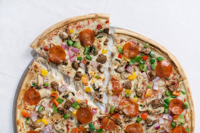 Vista superior da pizza de pepperoni fatiado — Fotografia de Stock