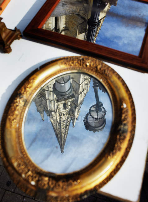 Високий кут зору будівель, відображених у дзеркалах — стокове фото