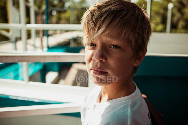 Крупный план портрета мальчика, смотрящего в камеру — стоковое фото