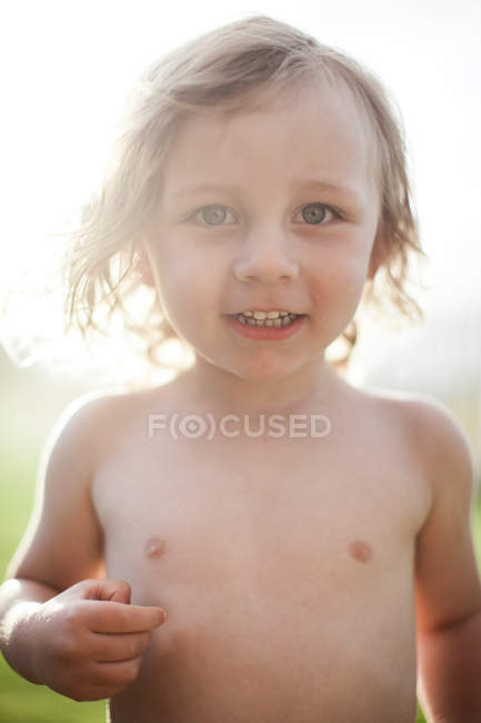 Retrato de menino, ao ar livre, sorrindo — Fotografia de Stock