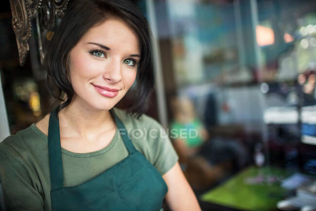 Ritratto di ragazza adolescente in caffè — Foto stock