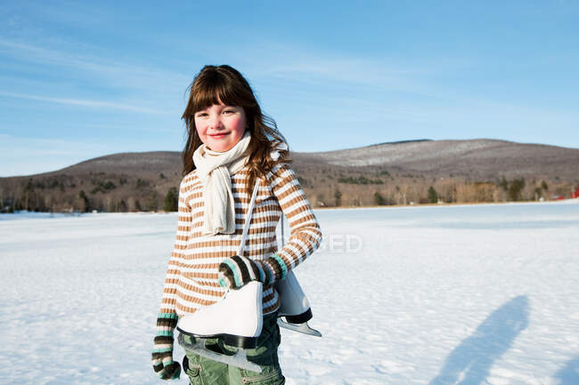 Menina com patins no gelo, retrato — Fotografia de Stock