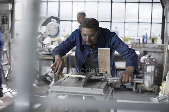 Cape Town, Afrique du Sud, usineur en atelier mesurant les dimensions sur sa machine de découpe — Photo de stock