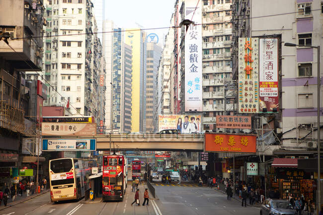 Занятая уличная сцена, Гонконг, Китай — стоковое фото