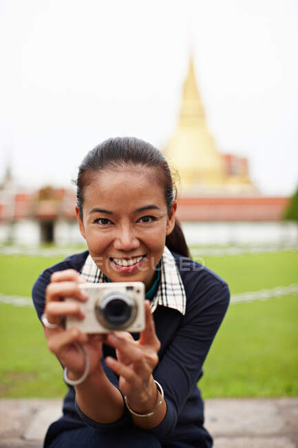Woman taking pictures at ornate temple — Stock Photo
