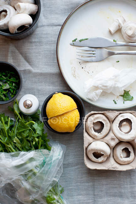 Zitrone, Kräuter, Pilze und Käse — Stockfoto
