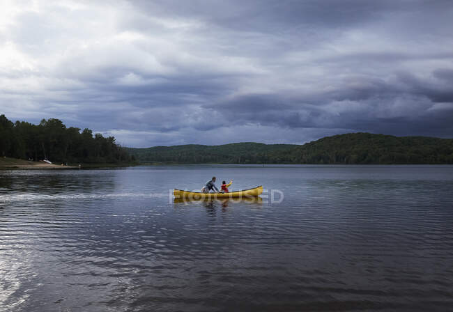 Батько і син на каное на озері в провінційному парку Аррохед (провінція Онтаріо, Канада). — стокове фото