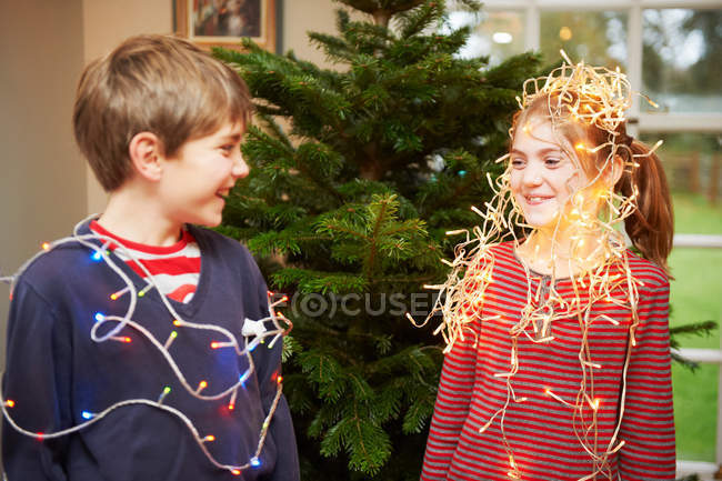 Crianças brincando com luzes de Natal — Fotografia de Stock