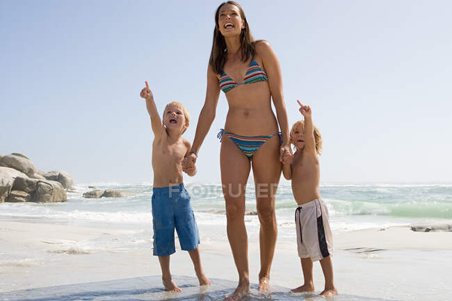 Mutter und Söhne am Strand — Stockfoto