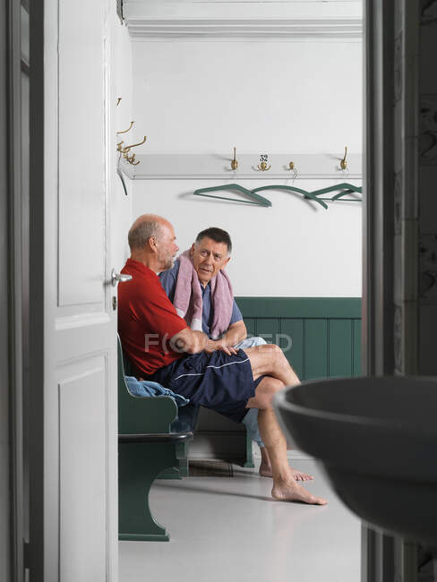 Hommes plus âgés assis dans les vestiaires — Photo de stock