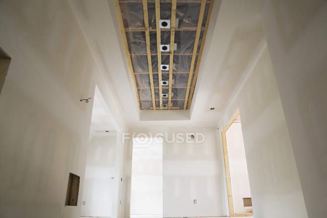 Couloir inachevé dans une maison résidentielle haut de gamme — Photo de stock