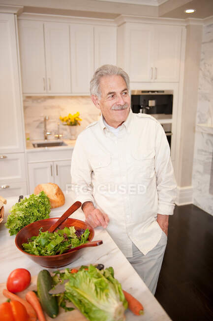 Зрелый мужчина на кухне — стоковое фото
