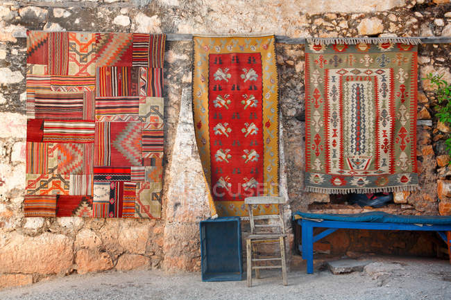 Турецкие ковры на стене — стоковое фото