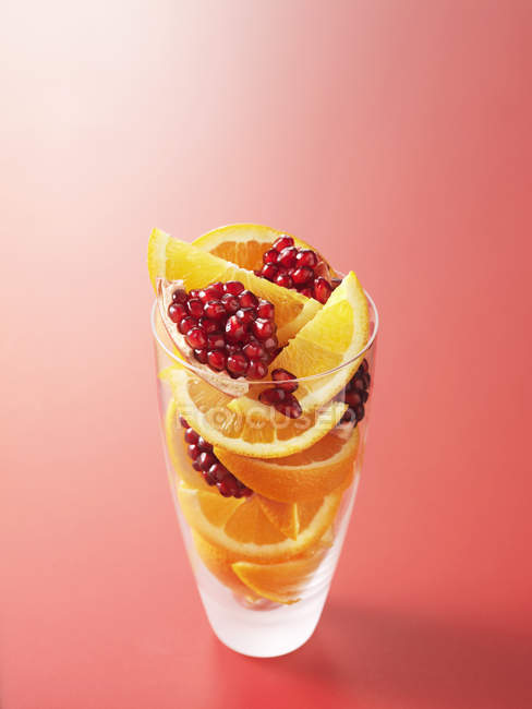 Ingredientes em beber vidro para suco de frutas de laranja e romã — Fotografia de Stock