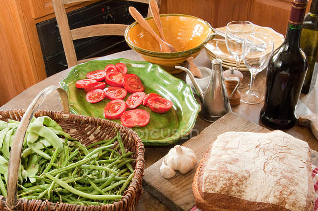 Comida en la mesa en la cocina francesa país - foto de stock