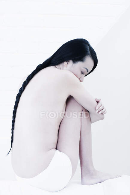Mujer desnuda con cabello trenzado - foto de stock